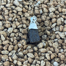 Colgante Meteorito 8- Condrito H6 - Los Vientos 357 - Colección Nebulosa