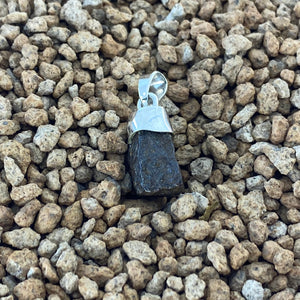 Colgante Meteorito 8- Condrito H6 - Los Vientos 357 - Colección Nebulosa