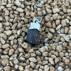 Colgante Meteorito 8- Condrito H6 - Los Vientos 357 - Colección Nebulosa