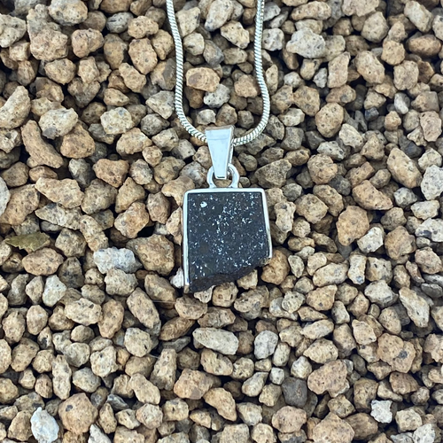 Colgante Meteorito 48- Condrito H5 - Los Vientos 003 - Colección Nebulosa