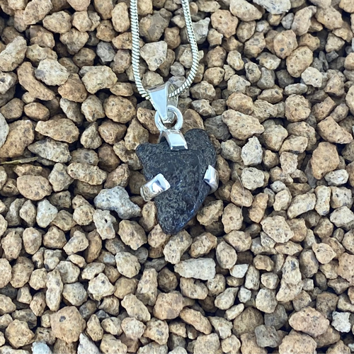 Colgante Meteorito 7- Condrito H6 - Los Vientos 357 - Colección Nebulosa