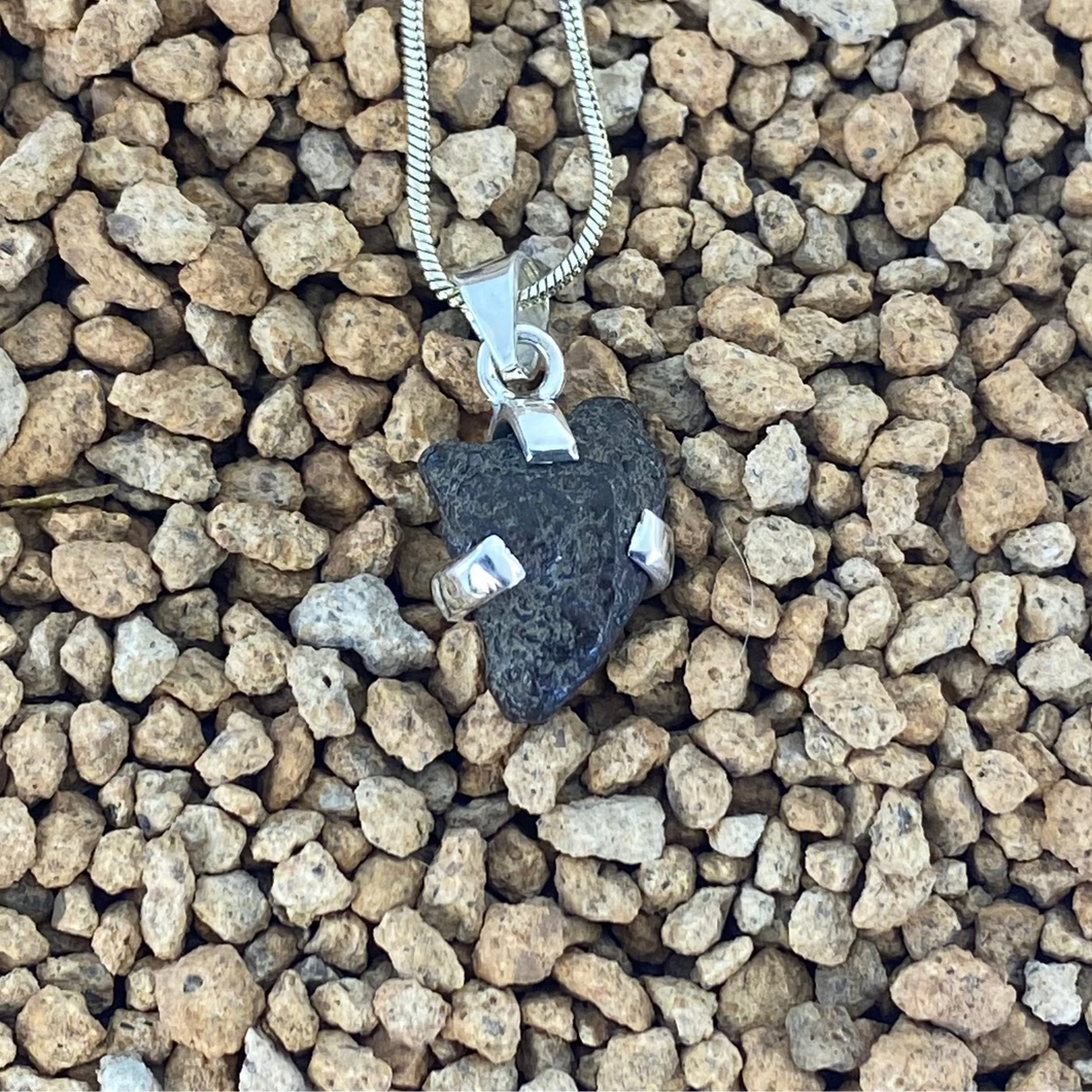 Colgante Meteorito 7- Condrito H6 - Los Vientos 357 - Colección Nebulosa
