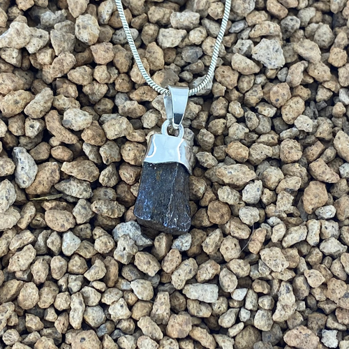 Colgante Meteorito 8- Condrito H6 - Los Vientos 357 - Colección Nebulosa