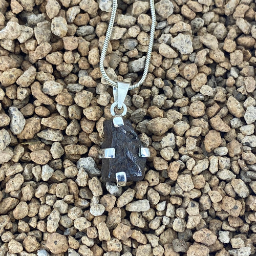 Colgante Meteorito 9- Condrito H6 - Los Vientos 357 - Colección Nebulosa