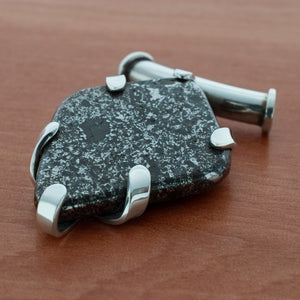 Colgante Meteorito 02 - Mesosiderito - Vaca Muerta - Colección Mundos en Colisión - Tienda Museo del Meteorito