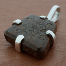 Colgante Meteorito 03 - Eucrito de Vaca Muerta - Colección Vesta - Tienda Museo del Meteorito