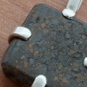 Colgante Meteorito 03 - Eucrito de Vaca Muerta - Colección Vesta - Tienda Museo del Meteorito