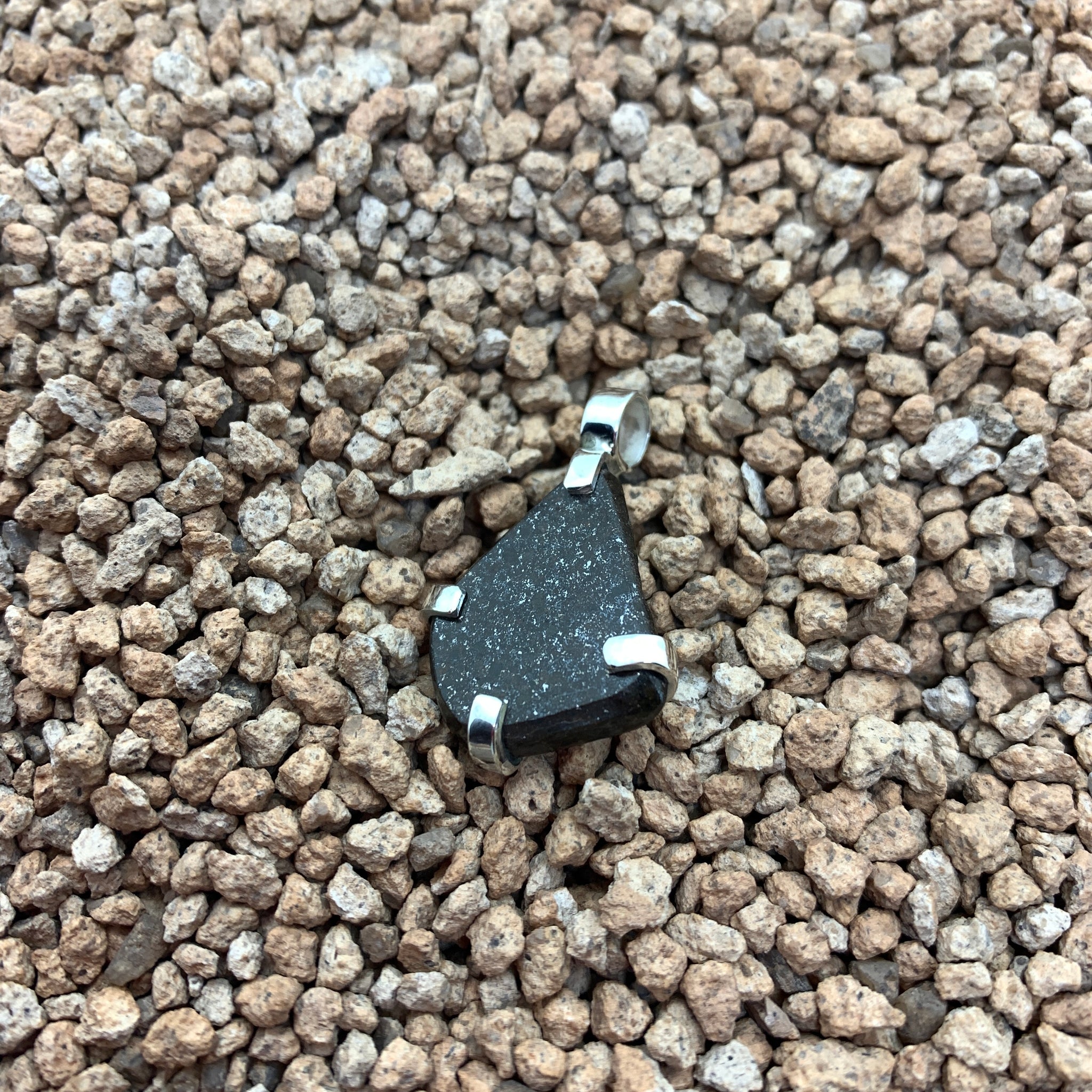 Colgante Meteorito - Regalo Auténtico y Sideral – Tienda Museo del Meteorito